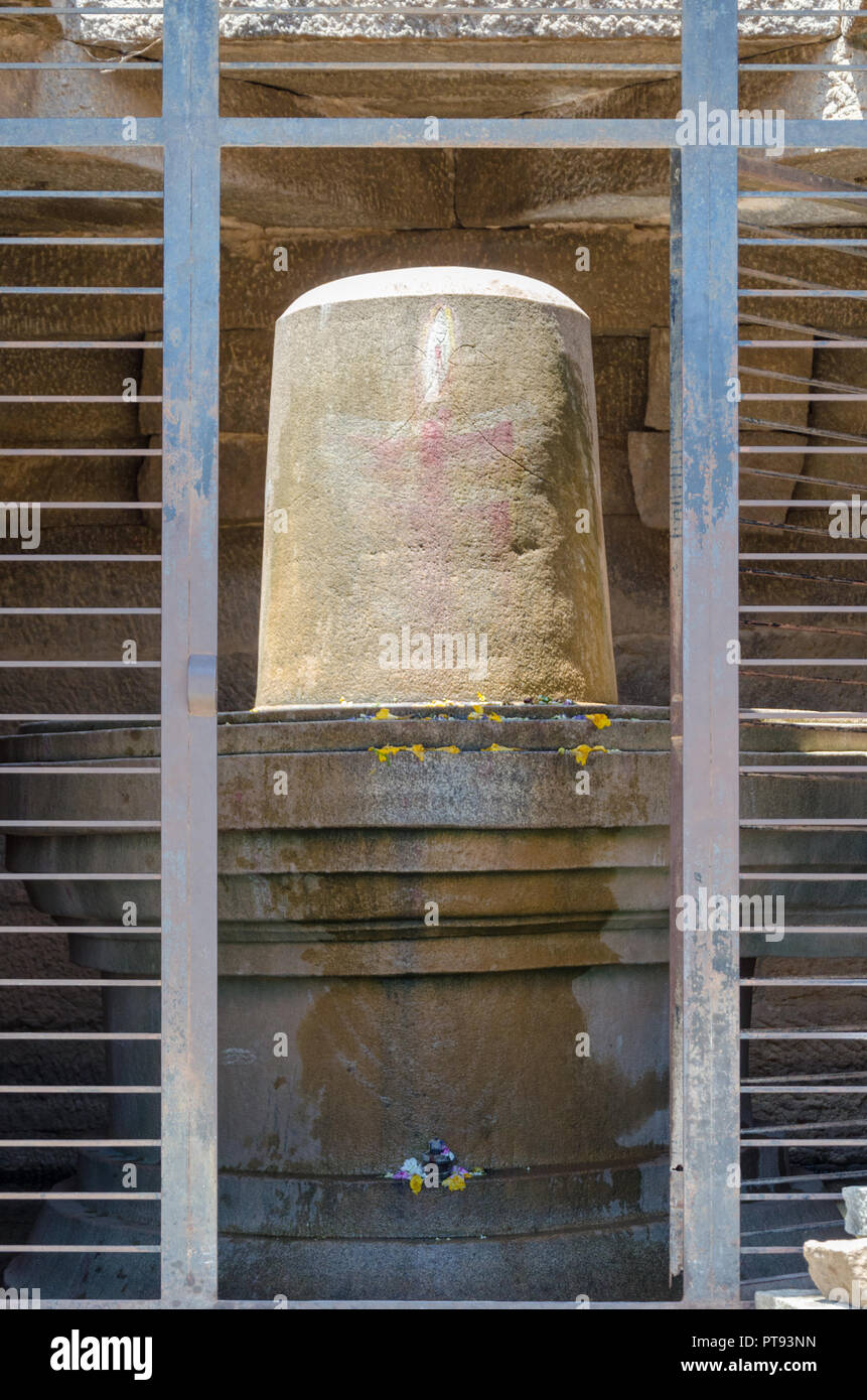 Badavilinga - Largest monolithic Shiva Linga in Hampi, Karnataka, India ...