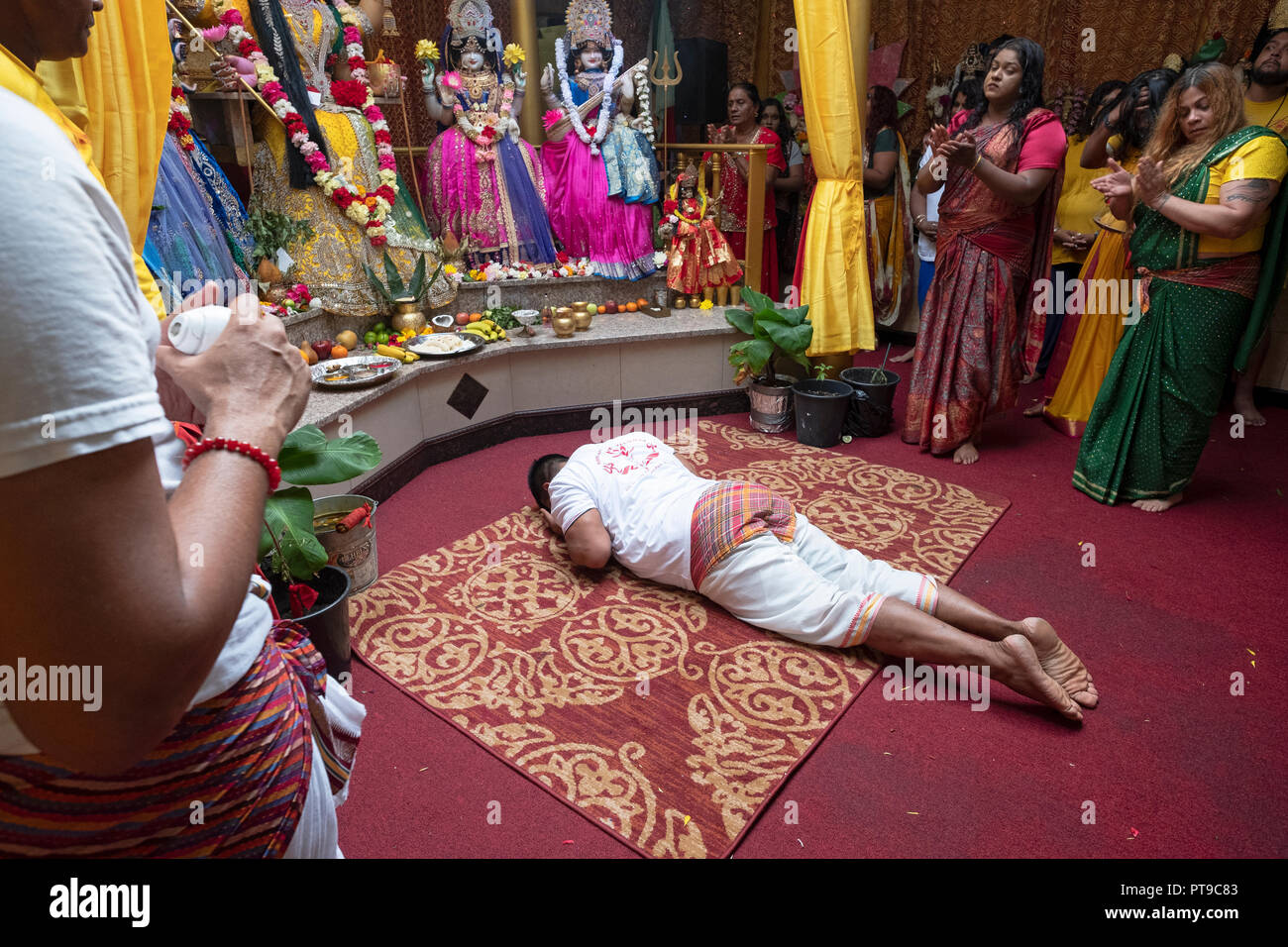 hinduism people praying