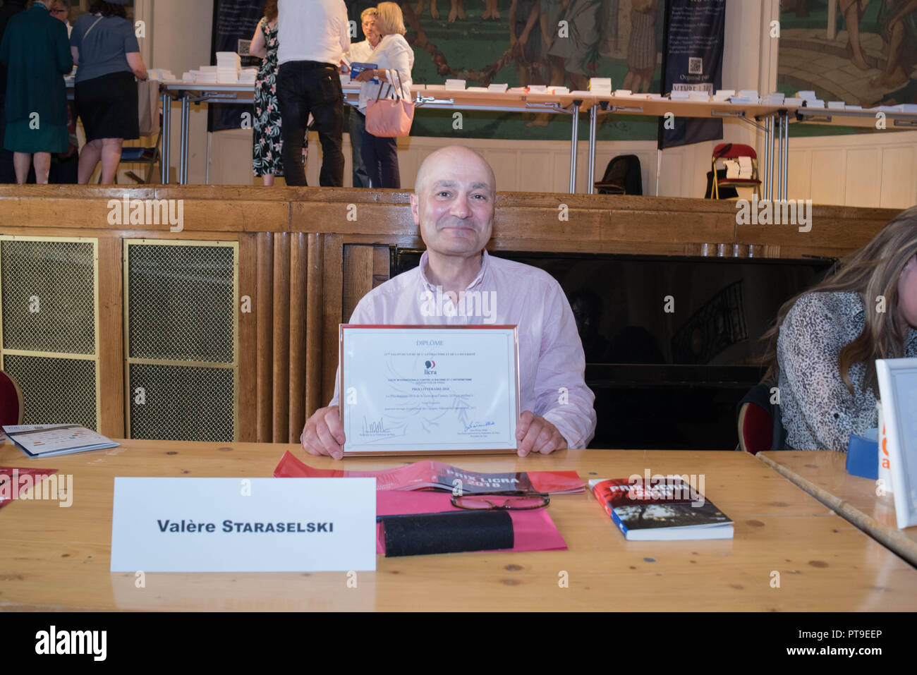 Paris Salon du Livre de l'Antiracisme et de la Diversité  :   Samuel Sandler & Valère Staraselski , exco pour   Prix de la Licra 2018 Stock Photo