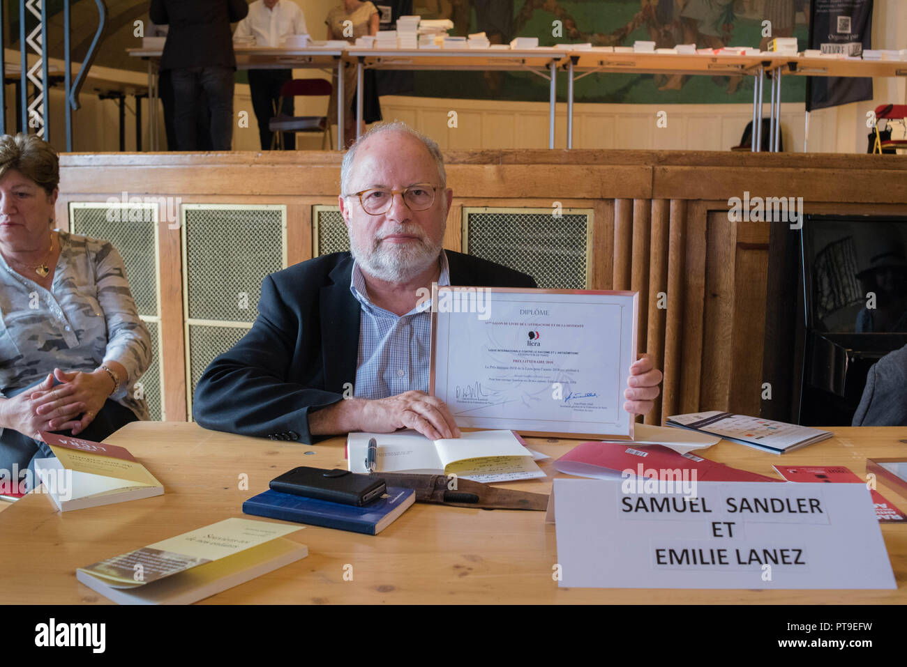 Paris Salon du Livre de l'Antiracisme et de la Diversité  :   Samuel Sandler & Valère Staraselski , exco pour   Prix de la Licra 2018 Stock Photo