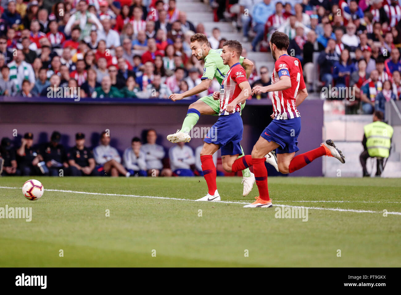 Wanda Metropolitano, Madrid, Spain. 7th Oct, 2018. La Liga football, Atletico Madrid versus Real Betis; Loren Moron (Betis CF) gets his shot on goal Credit: Action Plus Sports/Alamy Live News Stock Photo