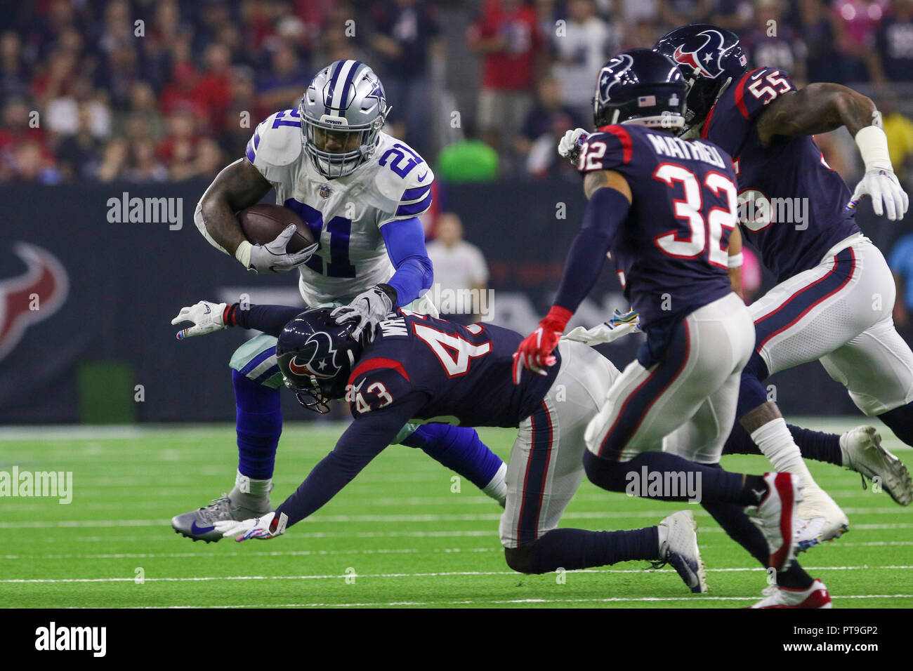 Houston, TX, USA. 7th Oct, 2018. Dallas Cowboys running back Ezekiel  Elliott (21) stiff arms Houston Texans defensive back Shareece Wright (43)  during the first quarter in the NFL football game between