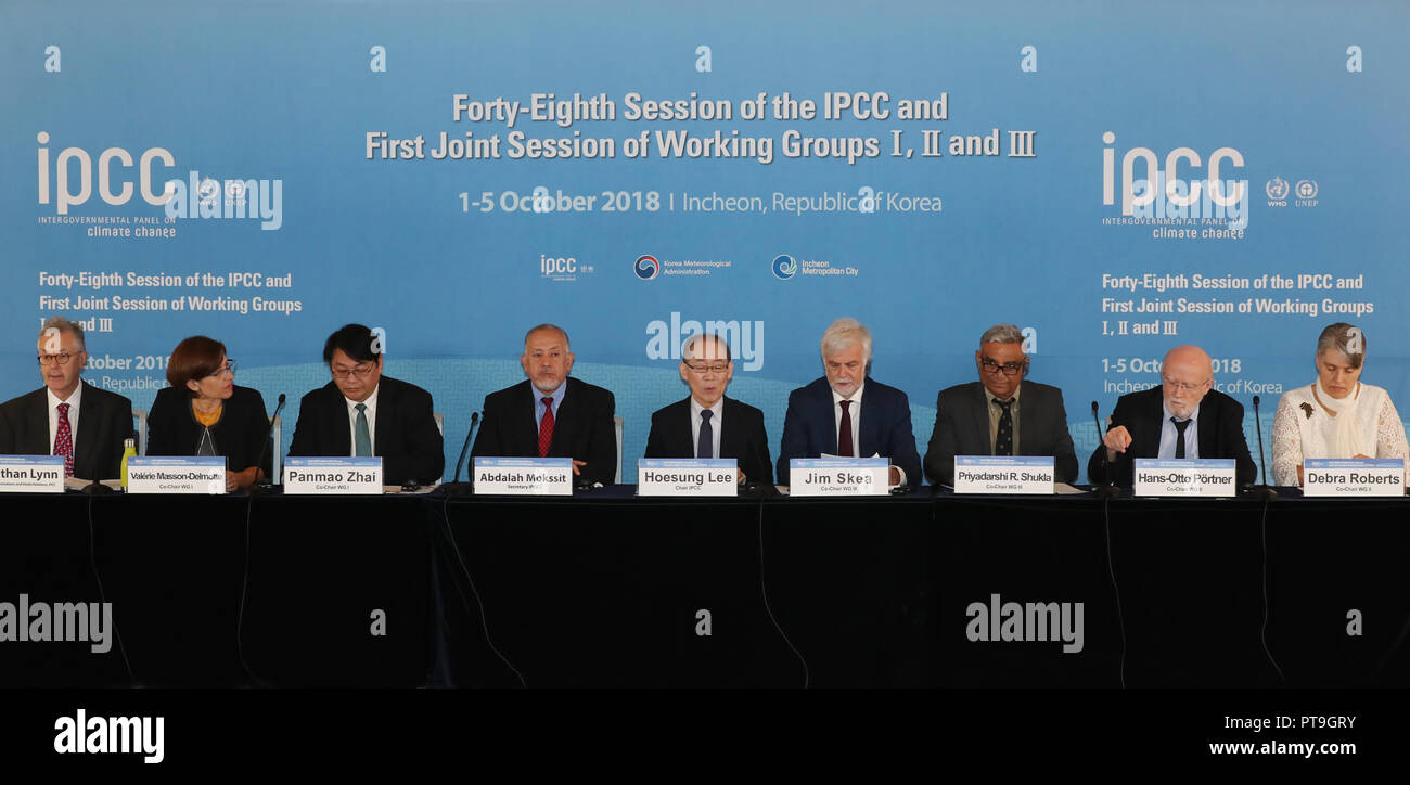 08th Oct, 2018. IPCC news conference Lee Hoe-sung (C), head of the Intergovernmental Panel on Climate Change (IPCC), and other IPCC leaders hold a news conference in Incheon, west of Seoul, on Oct. 8, 2018, to brief the media on a special report on limiting global warming to 1.5 degrees Celsius above preindustrial levels that was adopted at the end of its meeting two days earlier. Credit: Yonhap/Newcom/Alamy Live News Stock Photo