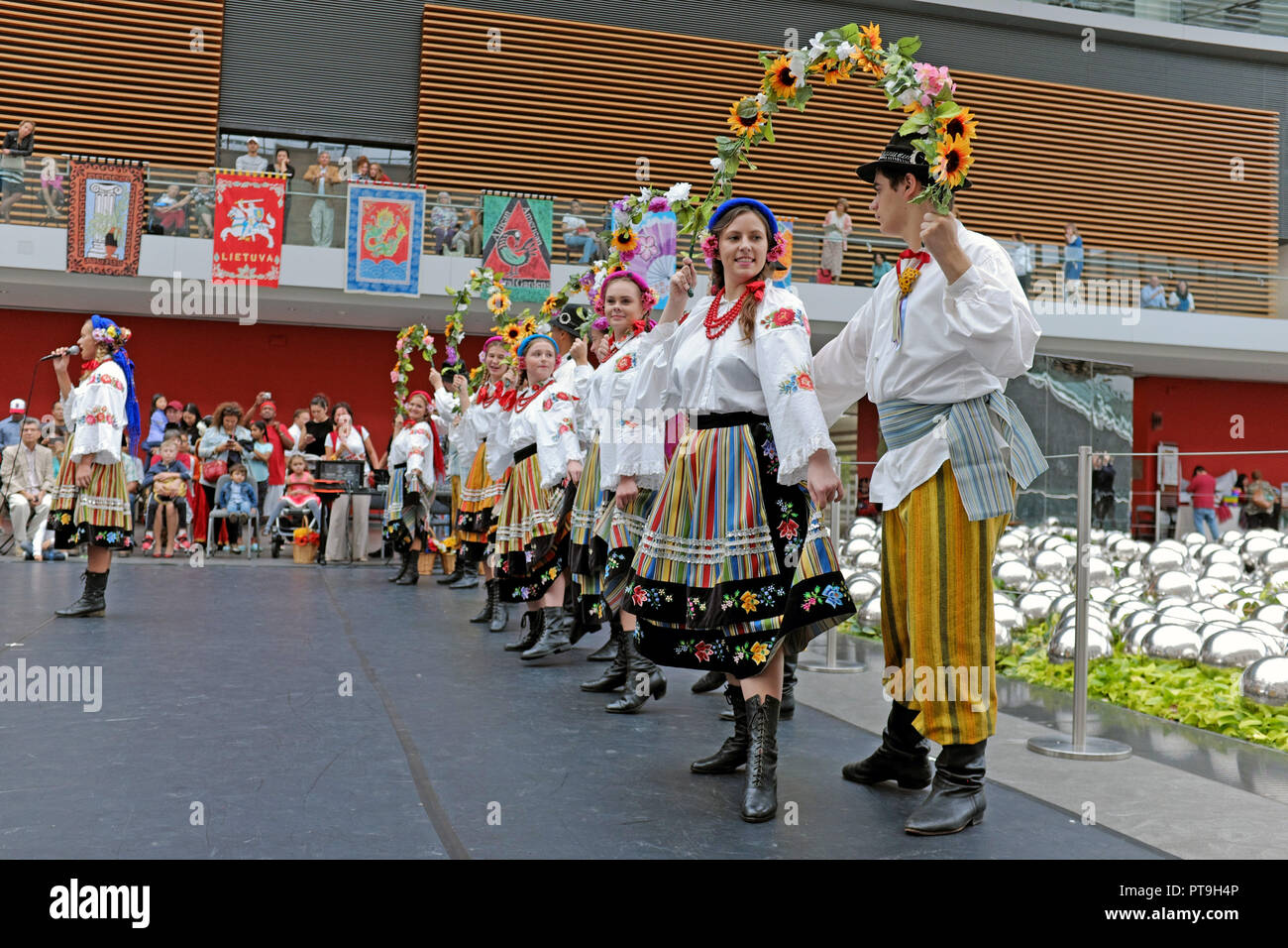 Cleveland, Ohio, USA, 7th Oct, 2018.  The Polish Folk Song and Dance Ensemble of the Polish Roman Catholic Union of America (PRCUA) perform as part of the International Cleveland Community Day festivities.  This one-day event showcases over fifty community groups in Cleveland including performances by groups showcasing their ethnic roots spotlighting the global-local sociocultural fabric of Cleveland.  Spectators watch on from the second floor of the Ames Family Atrium in The Cleveland Museum of Art in Cleveland, Ohio, USA.  Credit: Mark Kanning/Alamy Live News. Stock Photo