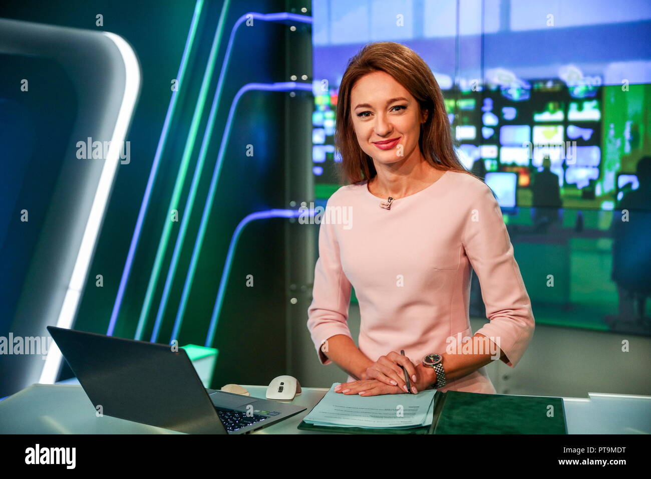 Moscow, Russia. 27th Sep, 2018. MOSCOW, RUSSIA - SEPTEMBER 27, 2018: News  anchor Yelena Spiridonova during a live news programme on air on NTV Channel.  Mikhail Tereshchenko/TASS Credit: ITAR-TASS News Agency/Alamy Live