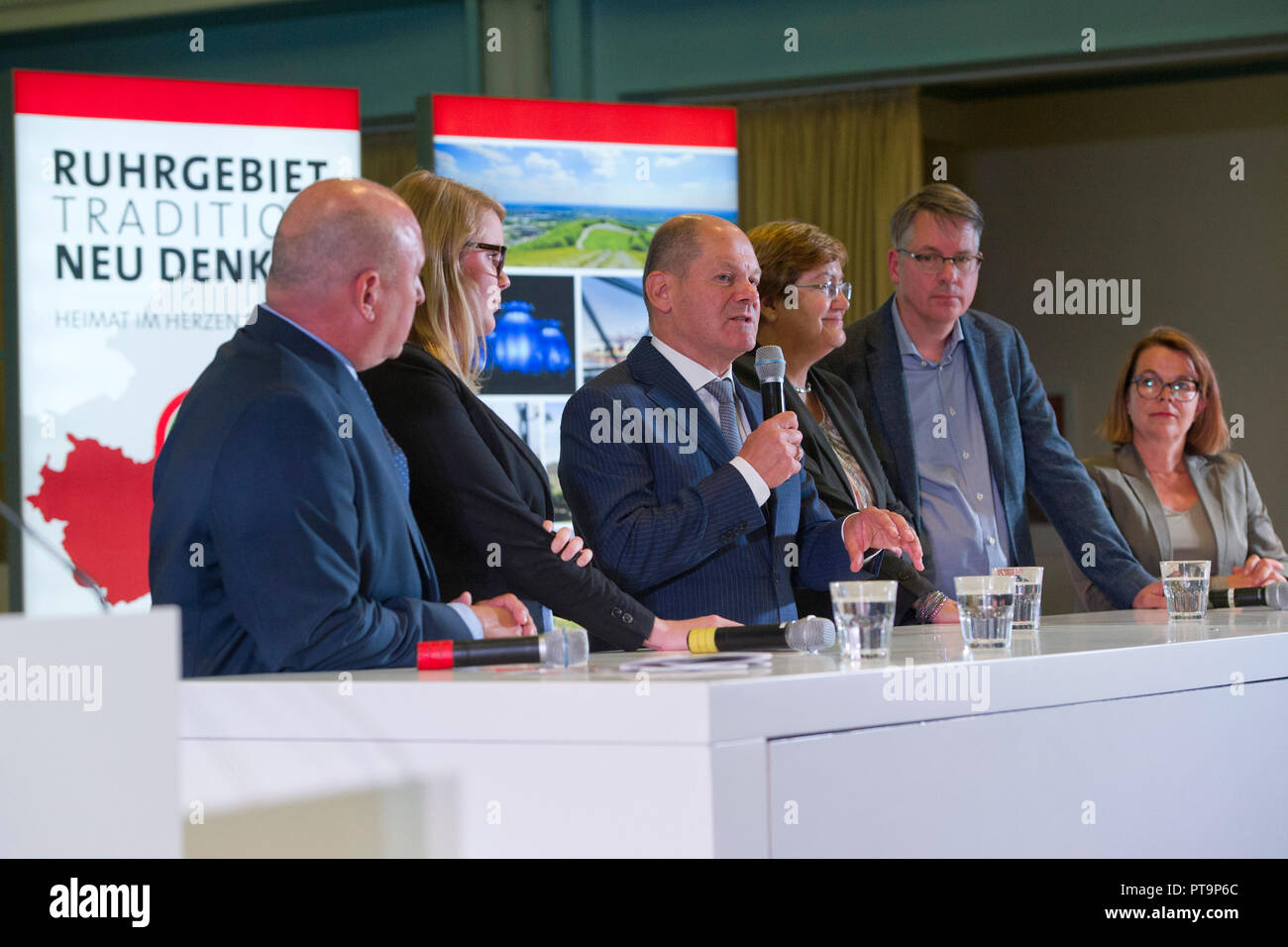 from left: Michael GERDES, MdB, Lisa KAPTEINAT, SPD, Spokeswoman of the Ruhr-MdL in the NRW state parliament, Olaf SCHOLZ, SPD, Federal Finance Minister and Vice-Chancellor, Karola GEISS-NETTHOEFEL, Geivu-Netthv? fel, Regional Director of the Regionalverband Ruhr (RVR), Achim VANSELOW, DGB, German Trade Union Confederation, Nadja LUEDERS, Lvºders, Secretary General of the SPD North Rhine-Westphalia, Conference 'RUHRGEBIET, Aì TRADITION NEW THINKING/HOME IN THE HEART OF EUROPE' of the SPD North Rhine-Westphalia (NRWSPD) in the vocational college Bottrop, 14.09.2018, ¬ | usage worldwide Stock Photo