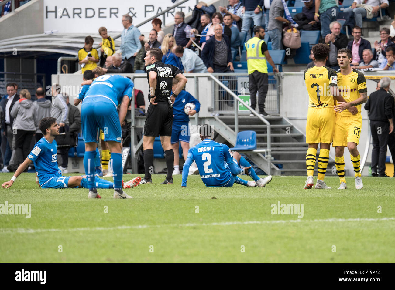 Sinsheim, Deutschland. 22nd Sep, 2018. after the final whistle the draw for the players of the TSG 1988 Hoffenheim was more of a defeat, while the protection of the Dortmunder goales, Christian PULISIC (r.) behaves with Jadon SANCHO (DO); Soccer 1. Bundesliga, Season 2018/2019, 4. matchday, TSG 1899 Hoffenheim (1899) - Borussia Dortmund (DO) 1: 1, on 22/09/2018 in Sinsheim/Germany. DFL regulations prohibit any use of images as image sequences and/or quasi-video | usage worldwide Credit: dpa/Alamy Live News Stock Photo