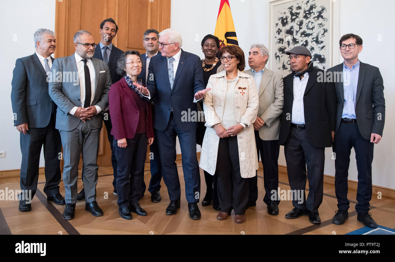 08 October 2018, Berlin: Federal President Frank-Walter Steinmeier (6.v.)l) receives representatives of various migrant organisations, (l-r) Gökay Sofuoglu, Federal Chairman of the Turkish Community in Germany, Ali Ertan Toprak, President of the Federal Association of Immigrant Associations in Germany (BAGIV), Daniel Gyamerah, Member of the Board of New German Organisations (NDO), Kook-Nam Cho-Ruwwe, Chairman of the Board of the Association of Migrant Women's Organisations (DaMigra), Farhad Dilmaghani, Founder and Chairman of the DeutschPlus Initiative, Elizabeth Beloe, Deputy Chairwoman of th Stock Photo