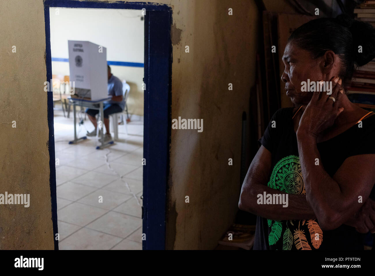 Tacaratu, Brazil. 07th Oct, 2018. A woman is waiting in front of a polling station on the day of the Brazilian presidential elections. Millions of Brazilians have elected a new president amid a crisis triggered by corruption scandals, growing violence and poor economic data. Right-wing populist candidate Bolsonaro and left-wing candidate Haddad were the favourites in the race for the highest state office in the world's fifth-largest country. Credit: Diego Herculano/dpa/Alamy Live News Stock Photo
