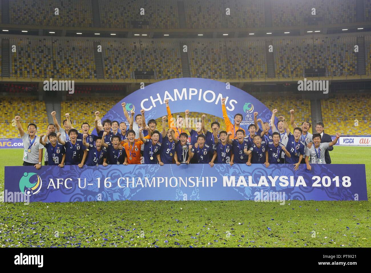 Japan Players Celebrate With The Trophy After Winning The Afc U 16
