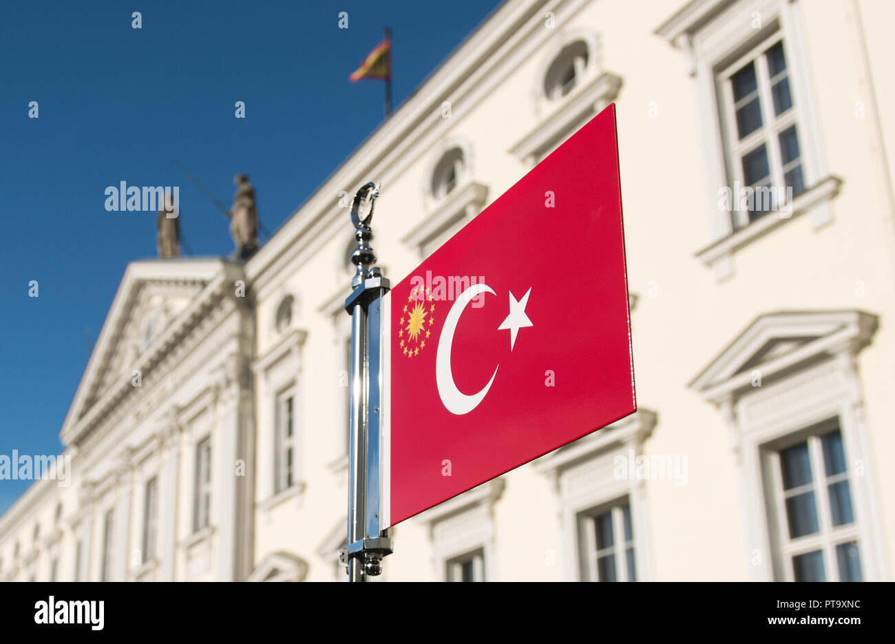 Feature Detail Flag - The limousine of the Turkish President is parked on the driveway. Arrival and welcome of the Turkish President Recep Tayyip Erdogan with military honors by the Federal President at the Bellevue Palace in Berlin, Germany on 28.09.2018. ¬ | usage worldwide Stock Photo