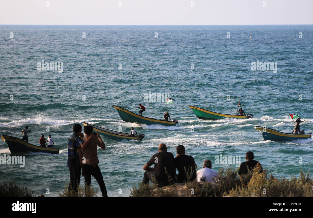 Beit Lahiya, The Gaza Strip, Palestine. 8th Oct, 2018. Dozens of Gazans ...