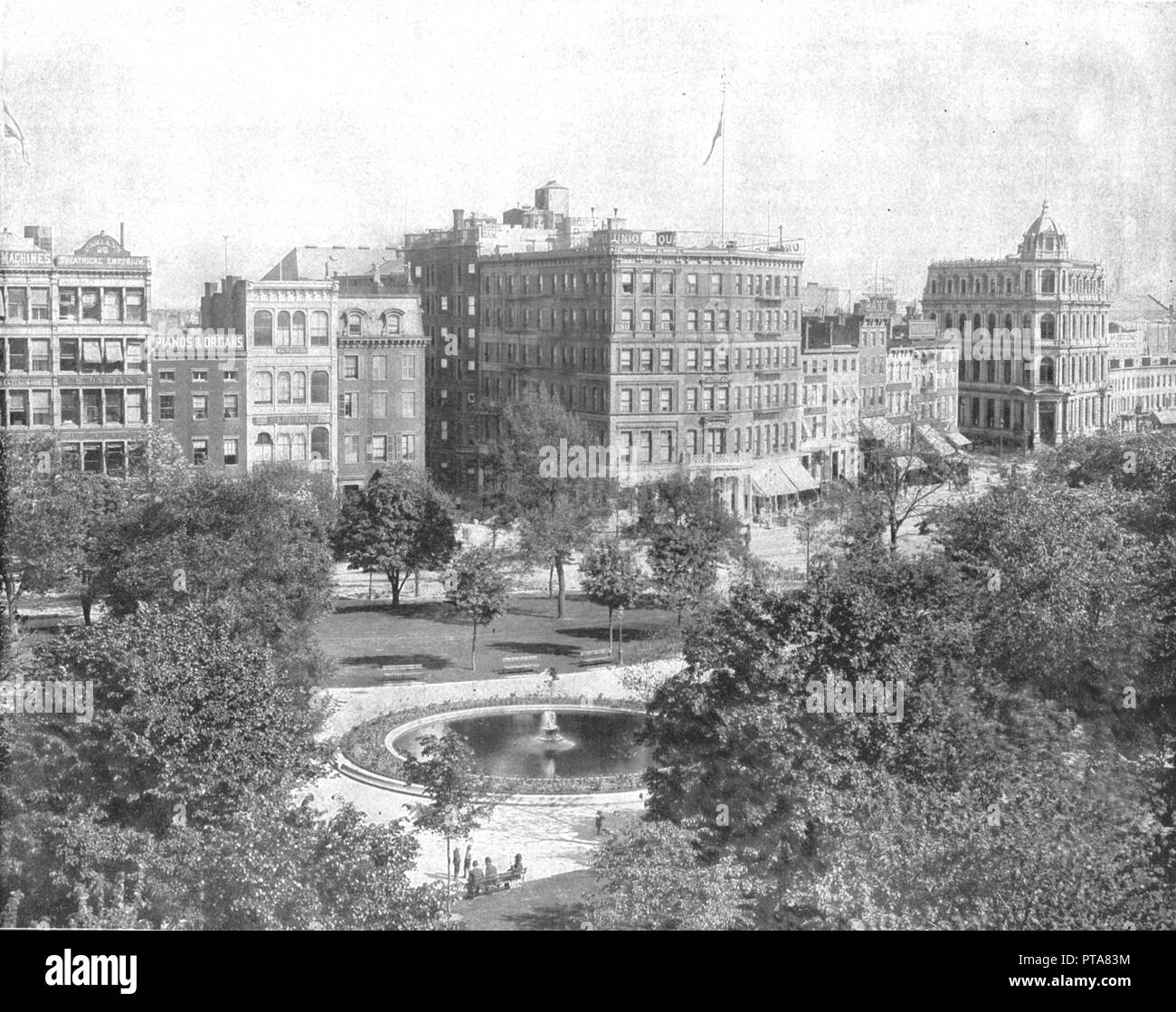 Union square park fountain new york hi-res stock photography and images ...