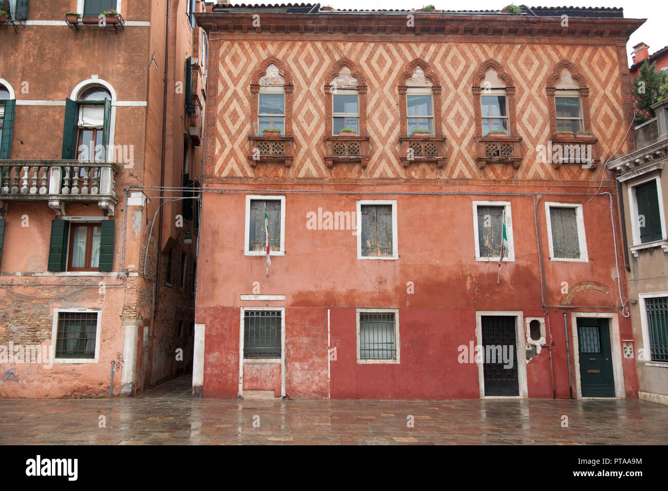 Old door venice building exterior hi-res stock photography and images ...