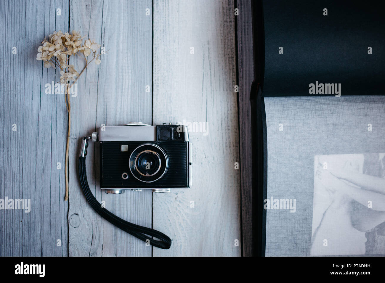 Family photo album open hi-res stock photography and images - Alamy