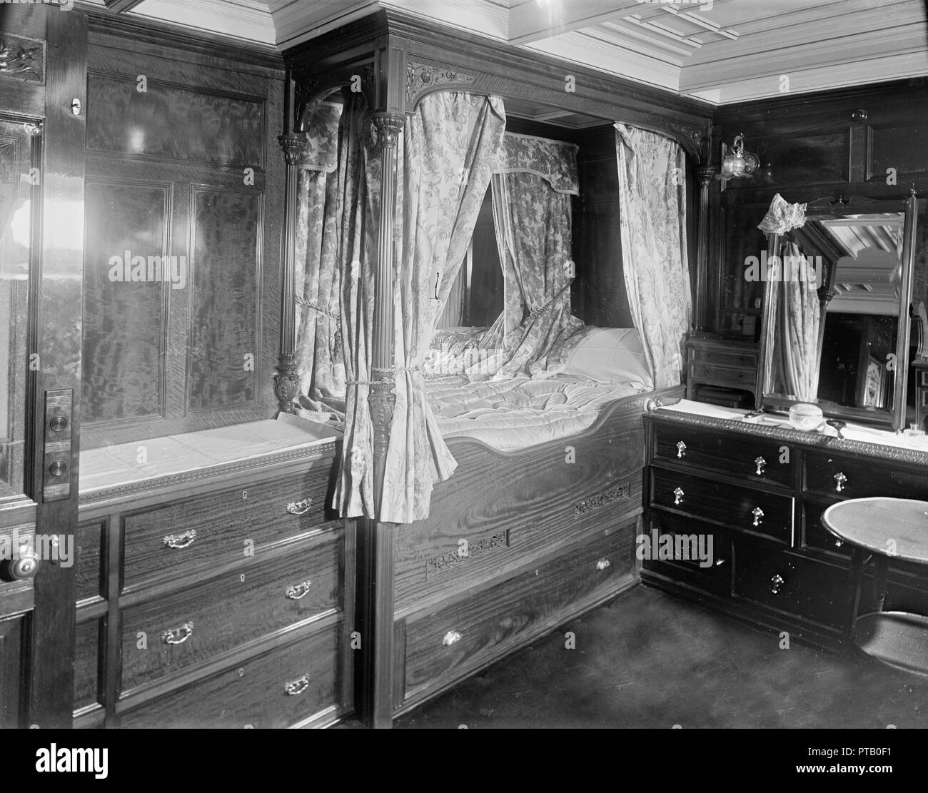 Interior of cabin on steam yacht 'Venetia', 1920. Creator: Kirk & Sons of  Cowes Stock Photo - Alamy