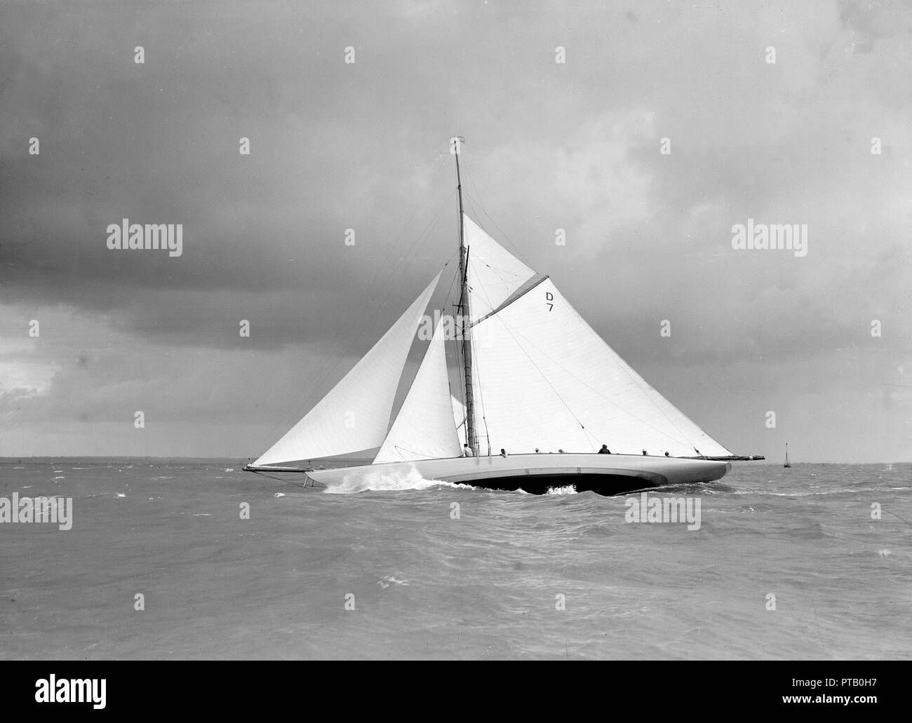 YACHT RACES WINDWARD IN FRESH BREEZE NAUTICAL HISTORY ANTIQUE YACHT SAIL MAST