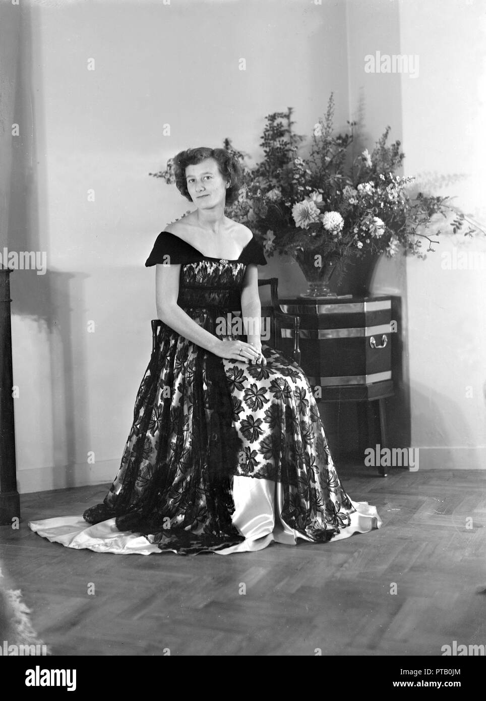 Woman evening dress 1930s hi-res stock photography and images - Alamy