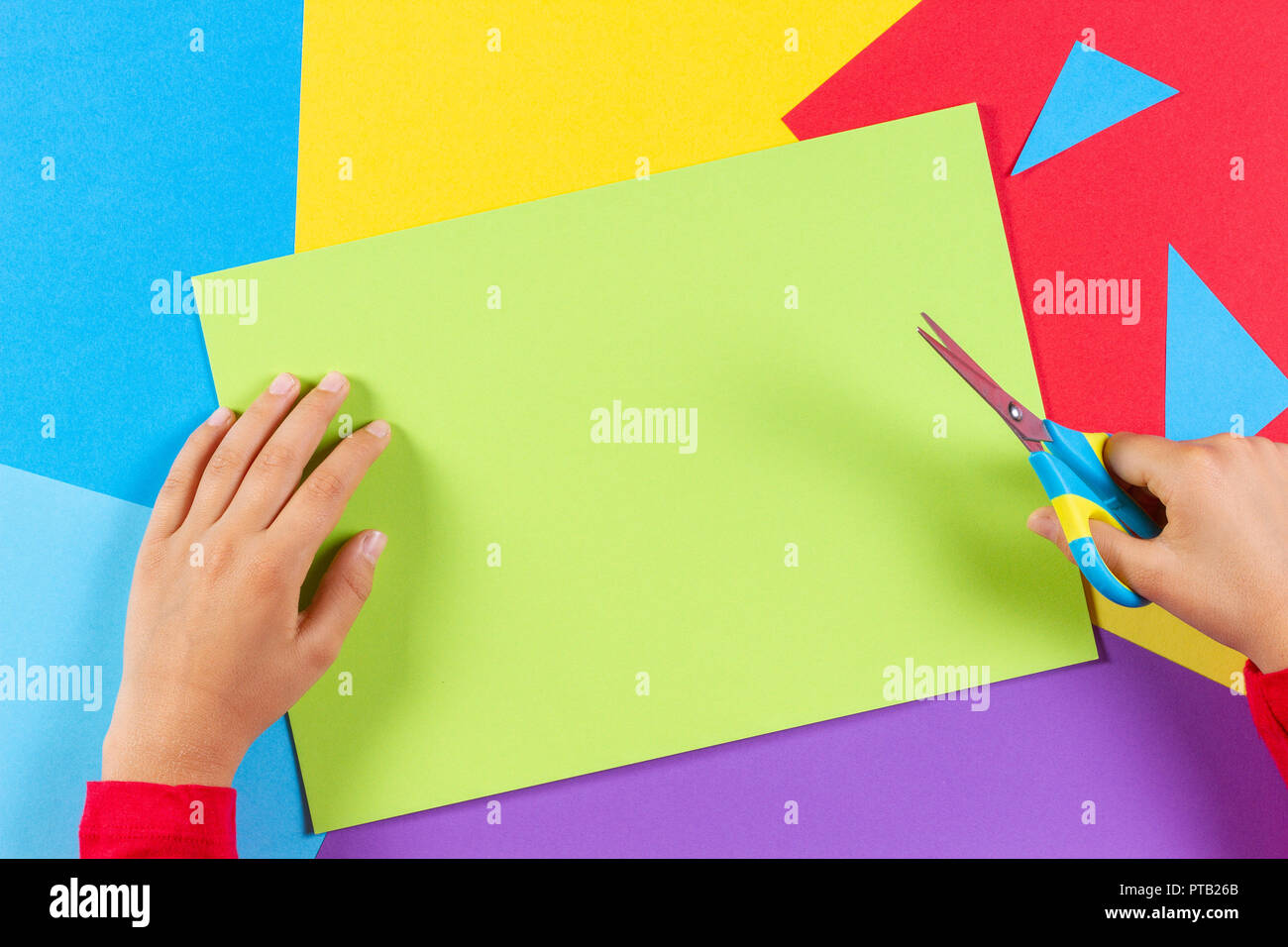 Kids cutting paper hires stock photography and images Alamy