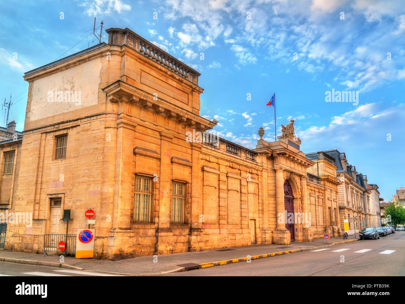 French medieval flag hi-res stock photography and images - Alamy