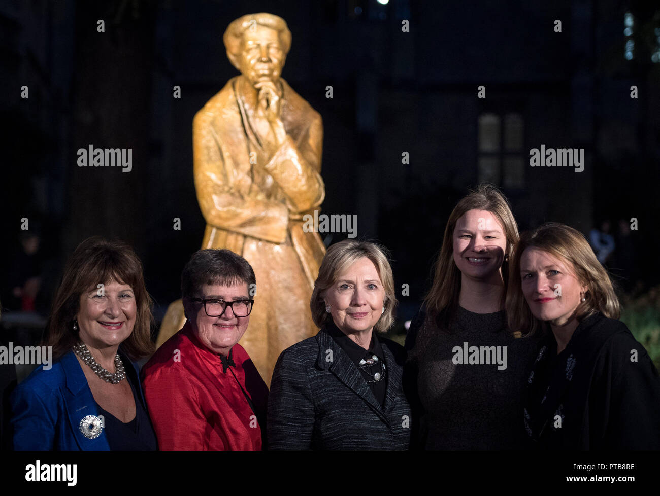 Hillary Rodham Clinton (centre) with Baroness Helena Kennedy, former Principle of Mansfield College; Allida Black, Clinton's biographer; Tracey Roosevelt, great granddaughter of Eleanor Roosevelt; and Helen Mountfield, Principle of Mansfield College; at the unveiling of a new statue of Eleanor Roosevelt outside the Bonavero Institute in Oxford on the 70th anniversary of the Universal Declaration of Human Rights. Stock Photo