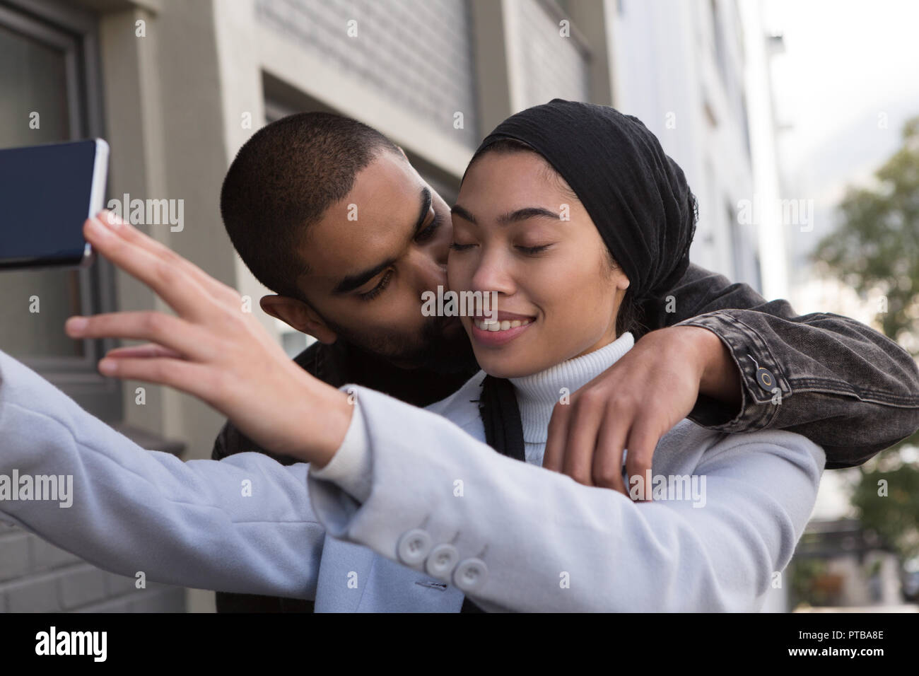 Man kissing woman hi-res stock photography and images - Alamy