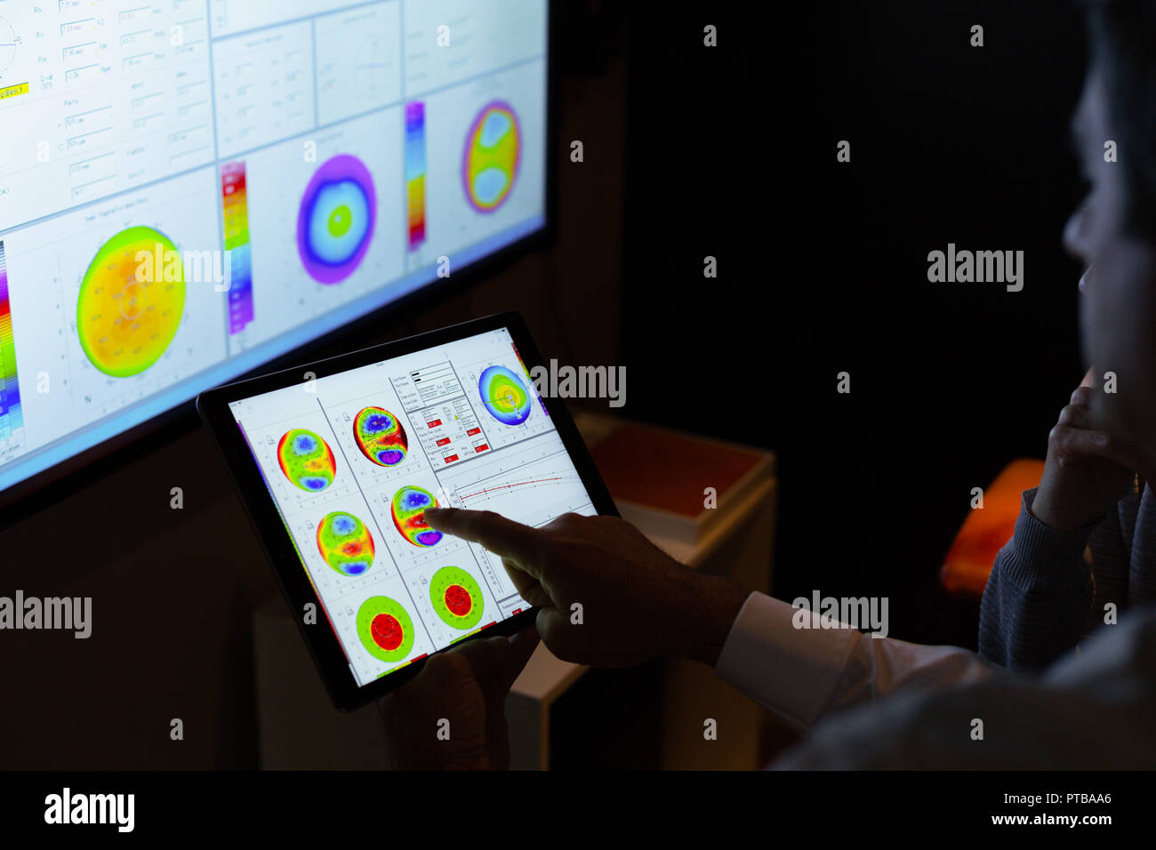 Explaining report hi-res stock photography and images - Alamy