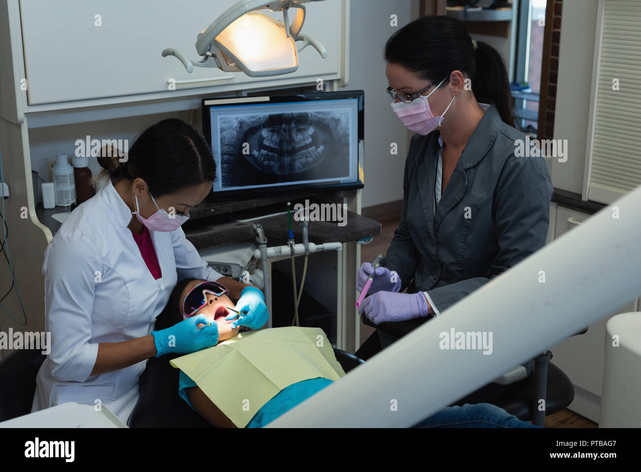 Nurse surgical mask patient hires stock photography and images Alamy