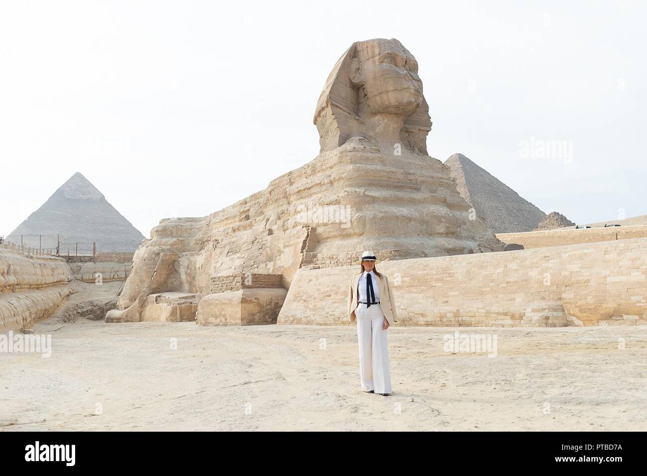 U.S First Lady Melania Trump tours the Great Sphinx of Giza October 6, 2018 outside Cairo, Egypt. The First Lady is on the last leg of her first overseas solo trip. Fashion critics called the First Ladies choice of outfit similar to Michael Jackson, Carmen Sandiego and Indiana Jones. Stock Photo