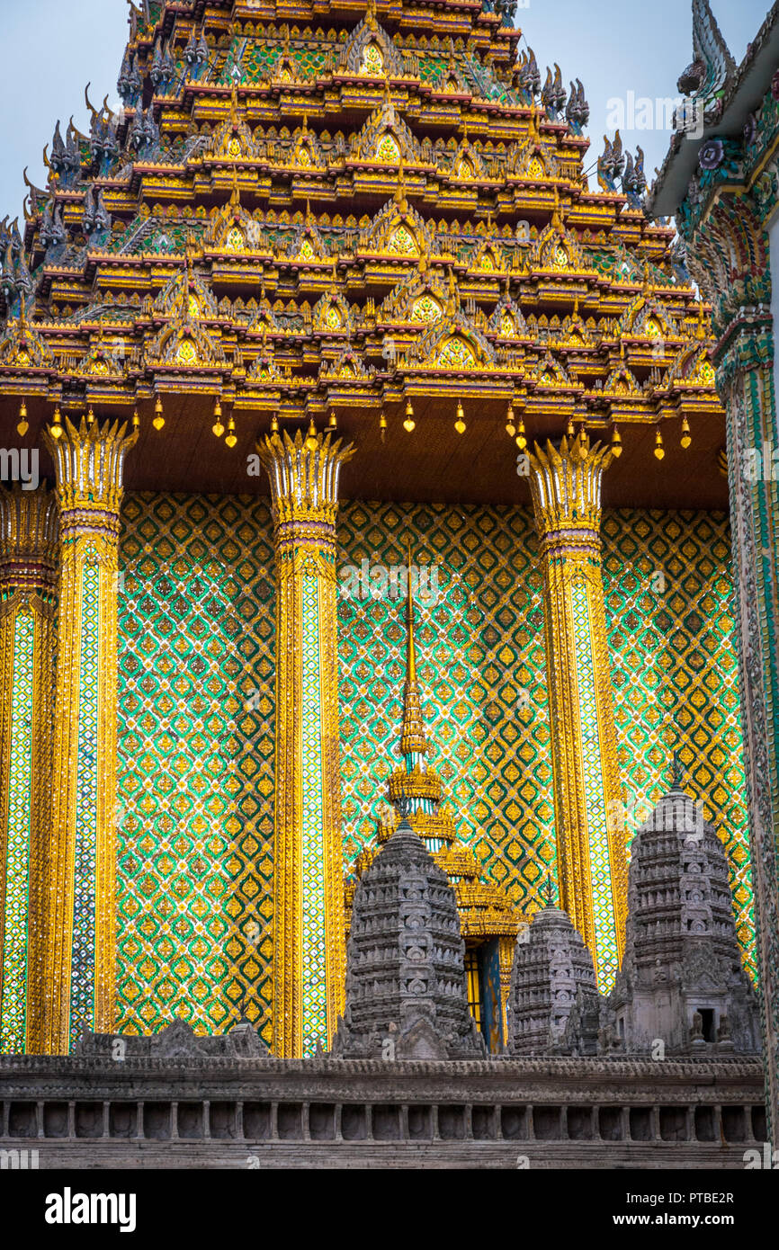 detail-of-wat-phra-kaew-emerald-buddha-temple-bangkok-stock-photo-alamy