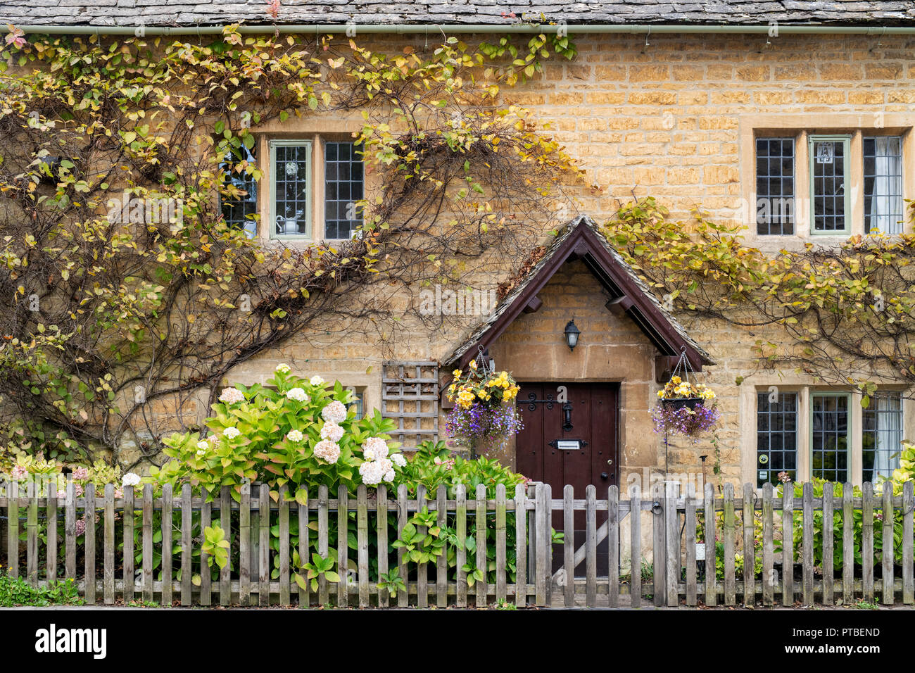 Cotswold stone cottage in autumn. Bourton on the Water, Cotswolds, Gloucestershire, England Stock Photo
