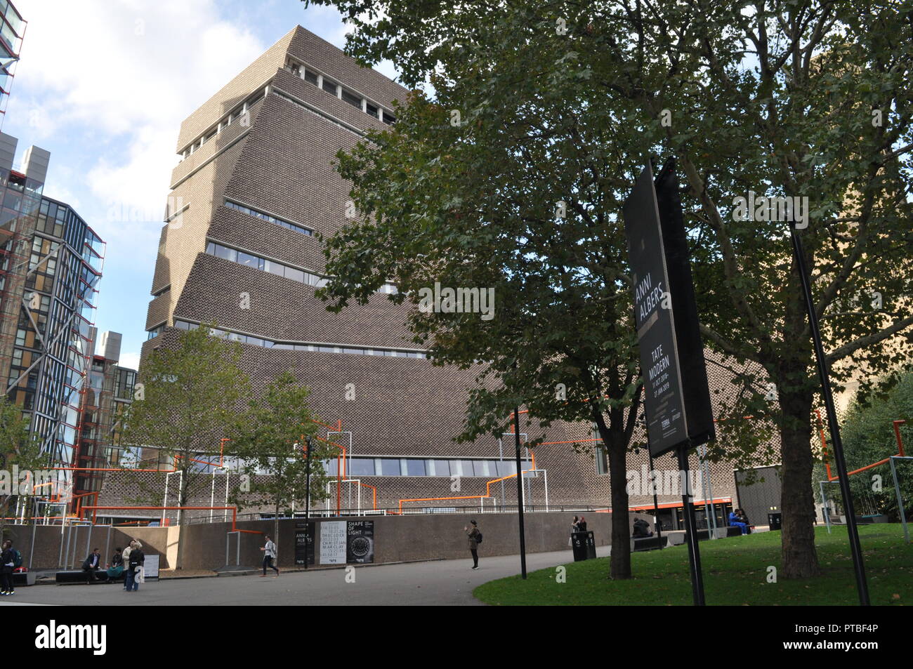 Blavatnik Building the new modern wing of Tate Modern entrance in Sumner Street, London. Credit: Katherine Da Silva Stock Photo