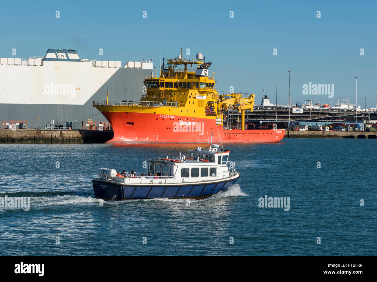 ostensjo rederi as tug edda fonn alongside in the port of Southampton docks, uk with the hythe ferry in the foreground. Stock Photo
