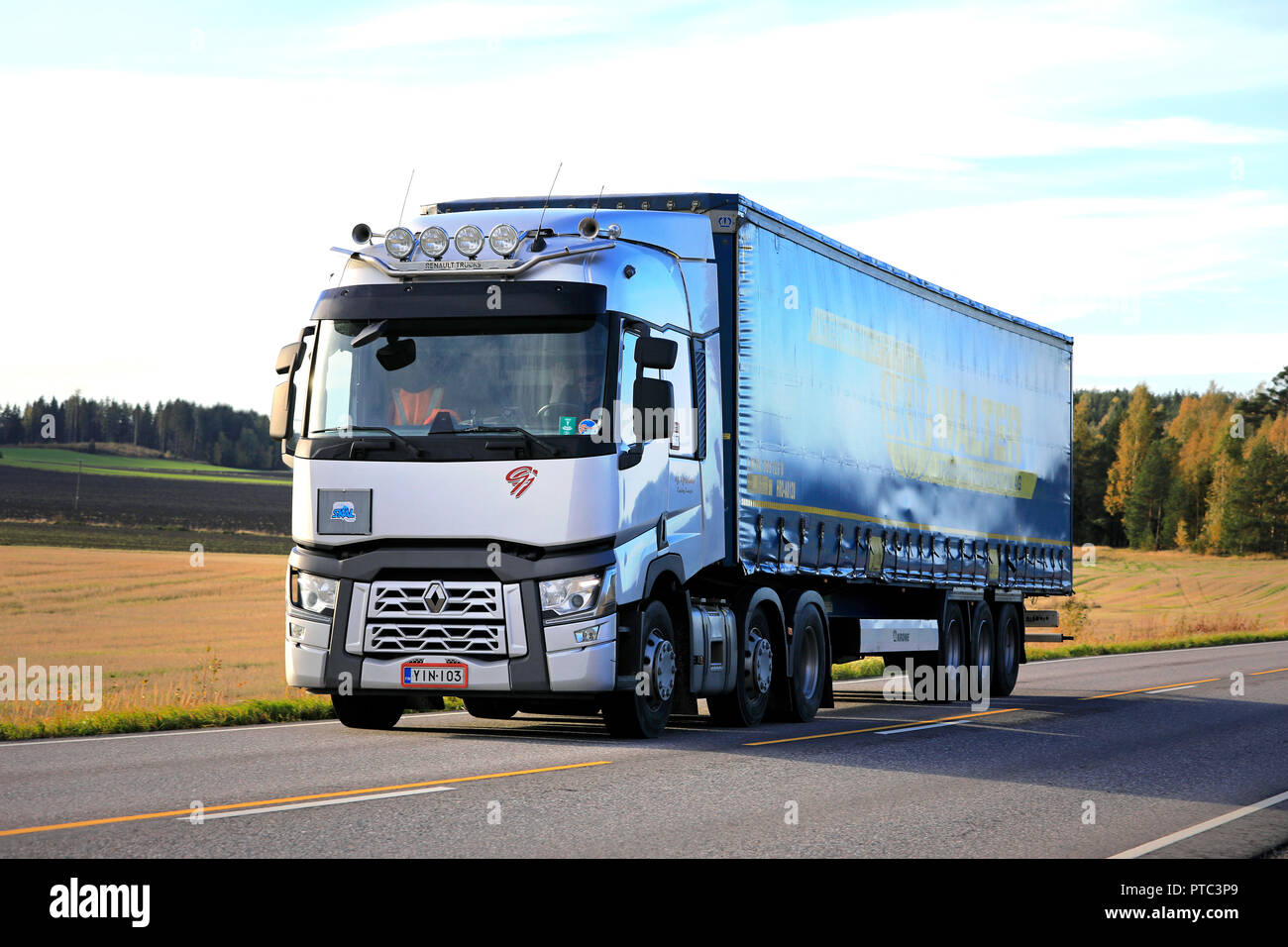 01 Customized by Renault Trucks