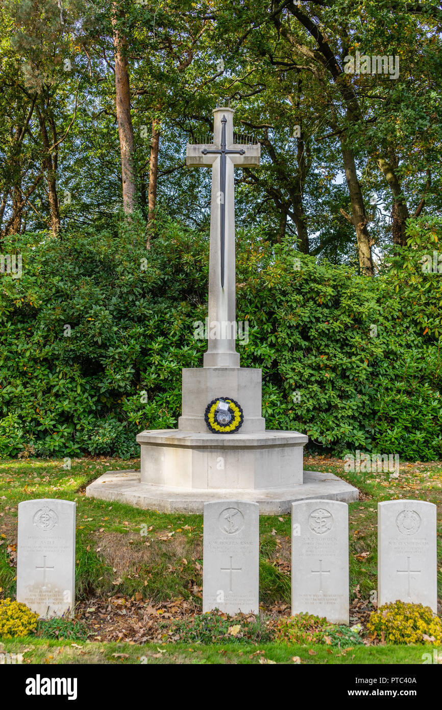 WW2 fallen soldiers graves and war memorial at Hollybrook Cemetery in Southampton, Hampshire, England, UK Stock Photo