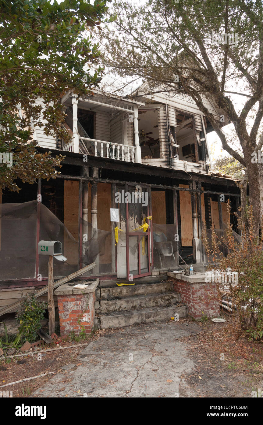 House burned hi-res stock photography and images - Alamy