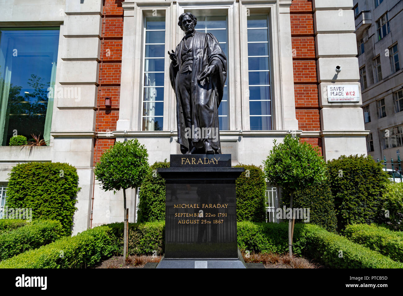 Statue of Michael Faraday outside the Institute of Engineering and Technology London UK Stock Photo