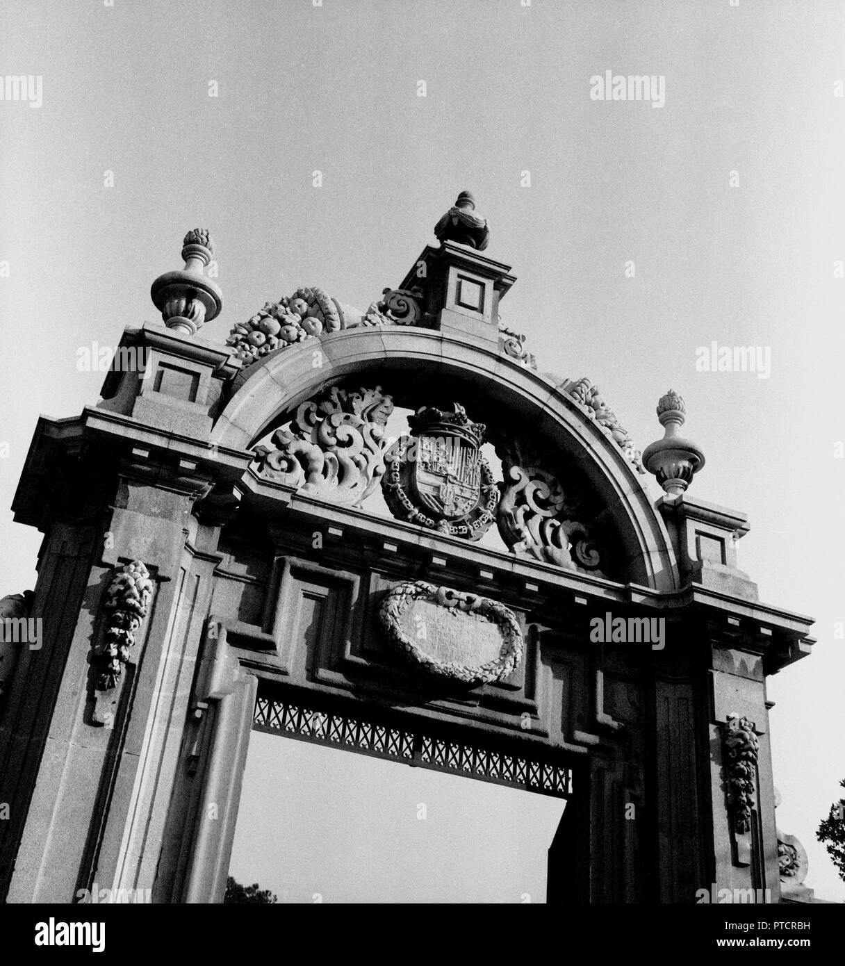 PUERTA DE MARIANA DE NEOBURGO O PUERTA DEL PARTERRE 1689 BARROCO