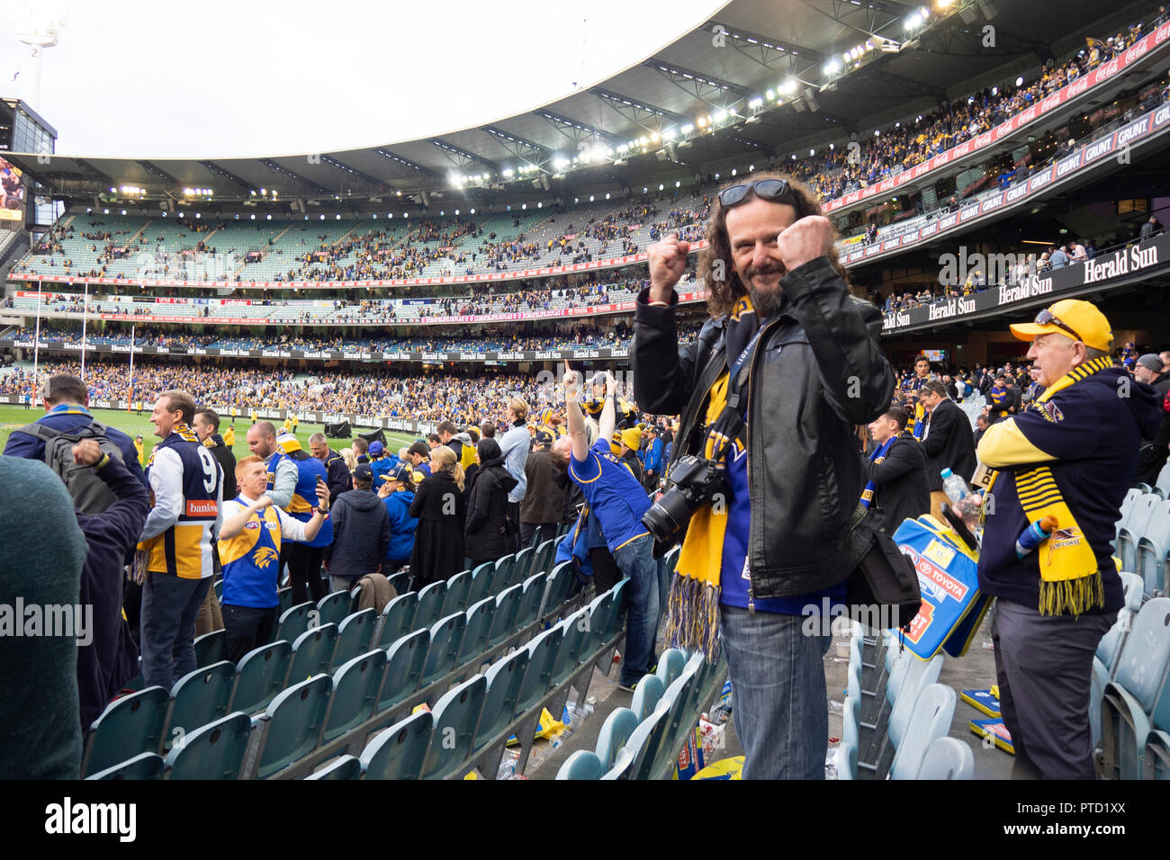 Australia fans cheering hires stock photography and images Alamy
