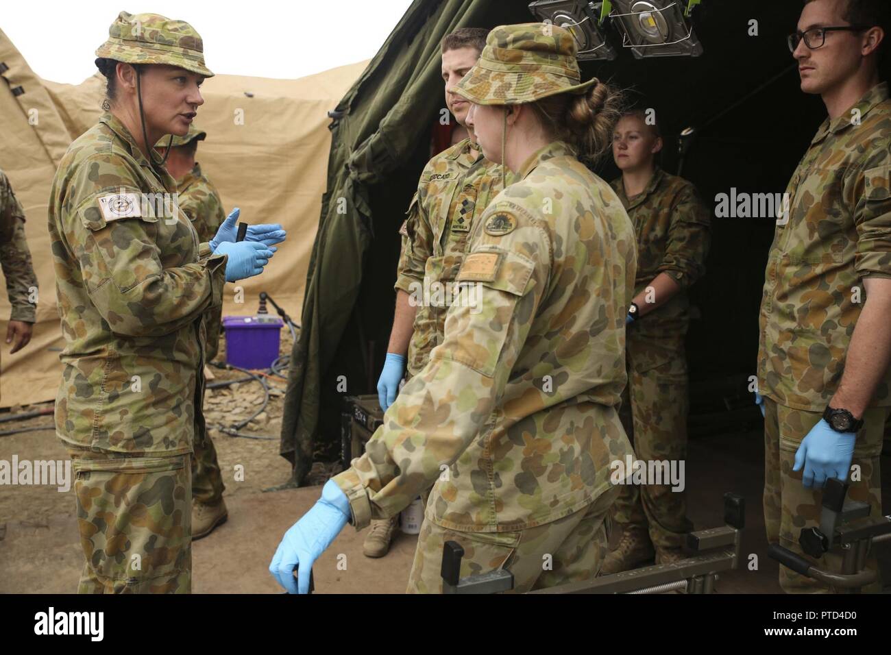 Warrant Officer Class 2 Bernadette Serong, the company sergeant major for 1st Surgical Company, 2nd General Health Battalion, 17th Combat Service Support Brigade, gives final instructions to Australian Army medics before a mass casualty exercise at Williamson Air Field, Shoalwater Bay Training Area, Queensland, Australia, July 8, 2017 during Talisman Saber 17. Australian Army soldiers with 17th CSS Brigade conducted a mass-casualty exercise at Williamson Air Field hospital to practice Role 2 advanced trauma care and procedures that are used in a deployed environment. Exercises like Talisman Sa Stock Photo