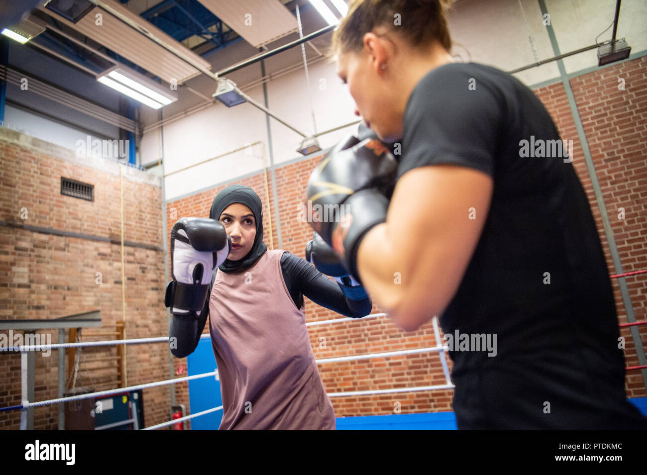 Page 2 - L R An Old Woman High Resolution Stock Photography and Images -  Alamy