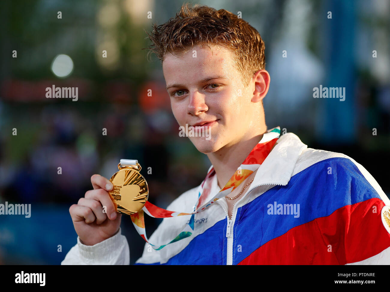 (181009) -- BUENOS AIRES, Oct. 9, 2018 (Xinhua) -- Russia's Bumblebee poses with his medal during the Breaking B-Boys Gold Medal Battle at the 2018 Summer Youth Olympic Games in Buenos Aires, Argentina on Oct. 8, 2018. Bumblebee claimed the title. (Xinhua/Wang Lili) Stock Photo