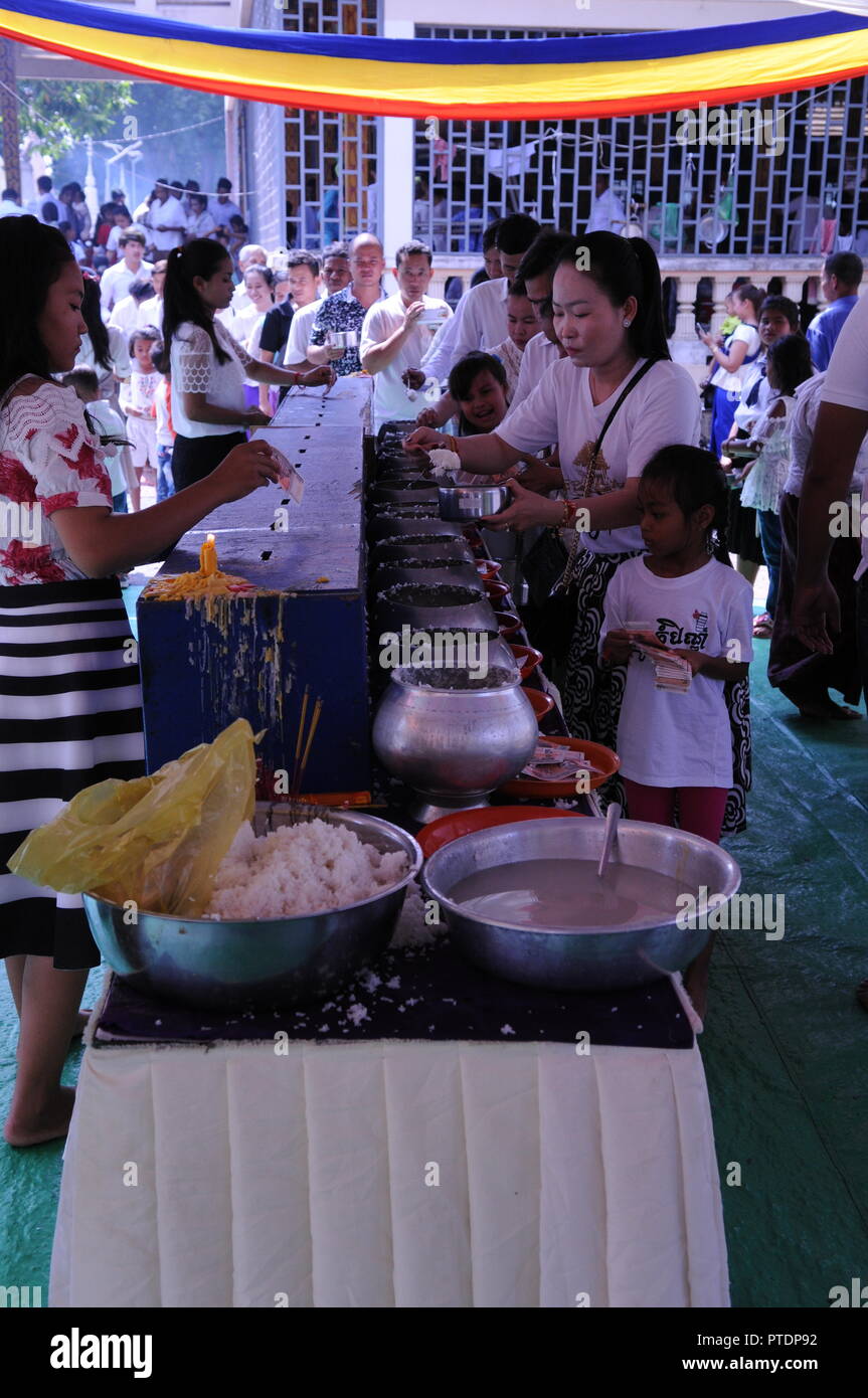 Kandal province, Cambodia. October 9th, 2018. Cambodians line up to donate rice & money at Wat Prey Veng during the Pchum Ben festival, also known as 'Ancestors' Day'. Credit: Kraig Lieb / Alamy Live News Stock Photo