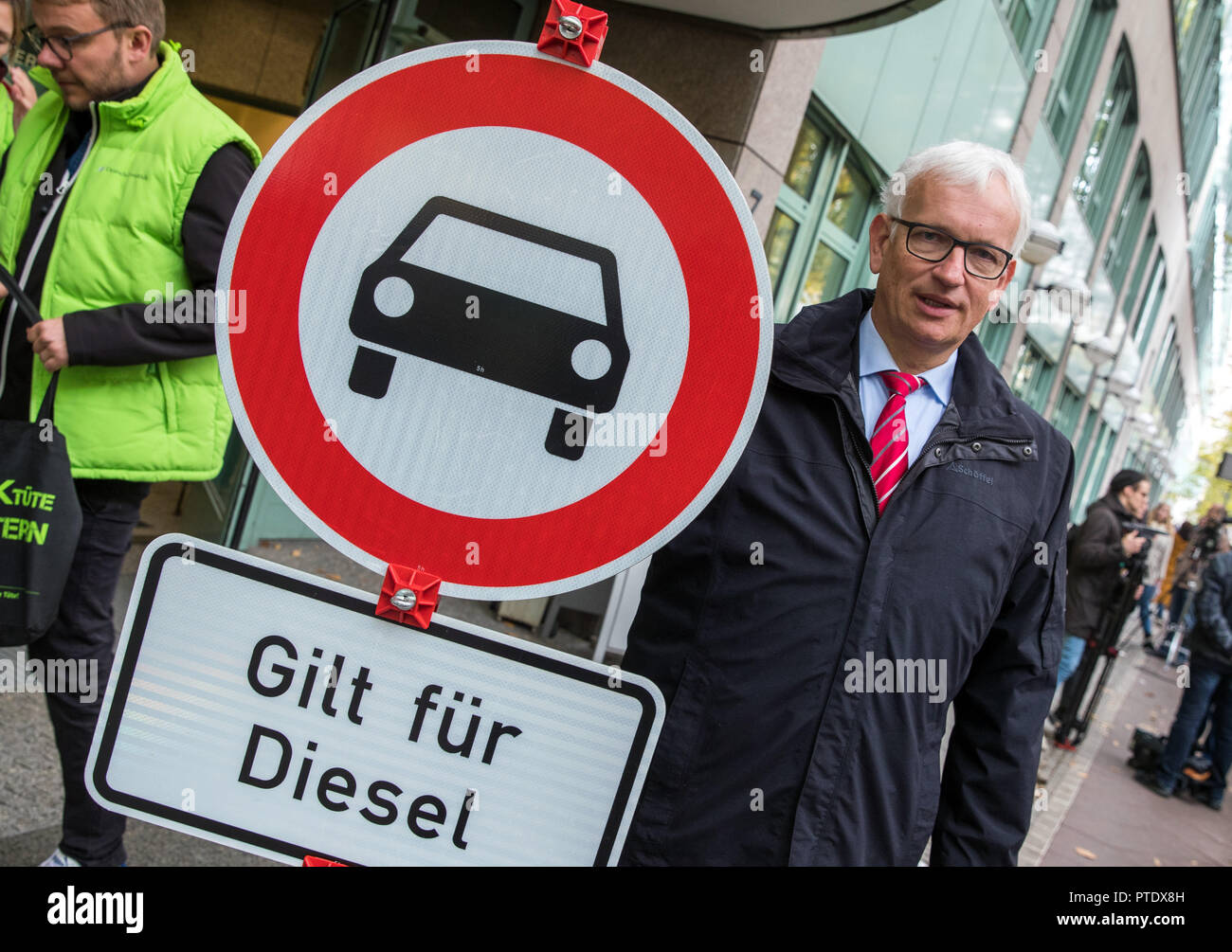 09 October 2018, Berlin: Jürgen Resch, the Federal Managing Director of Deutsche Umwelthilfe (DUH), is about to begin oral proceedings before the Administrative Court on diesel driving bans. The court is negotiating possible diesel driving bans in the capital. On many streets in Berlin the limit value for harmful nitrogen dioxide is exceeded. Photo: Jens Büttner/dpa-Zentralbild/dpa Stock Photo