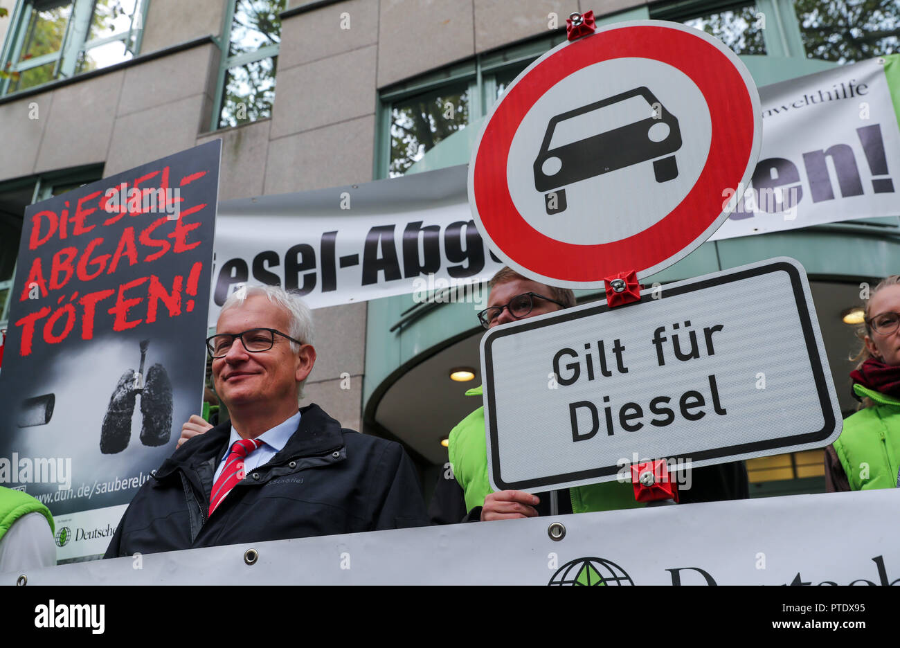 09 October 2018, Berlin: Jürgen Resch (M), the Federal Managing Director of Deutsche Umwelthilfe (DUH), is about to begin oral proceedings with environmentalists before the Administrative Court. The court is negotiating possible diesel driving bans in the capital. On many streets in Berlin the limit value for harmful nitrogen dioxide is exceeded. Photo: Jens Büttner/dpa-Zentralbild/dpa Stock Photo