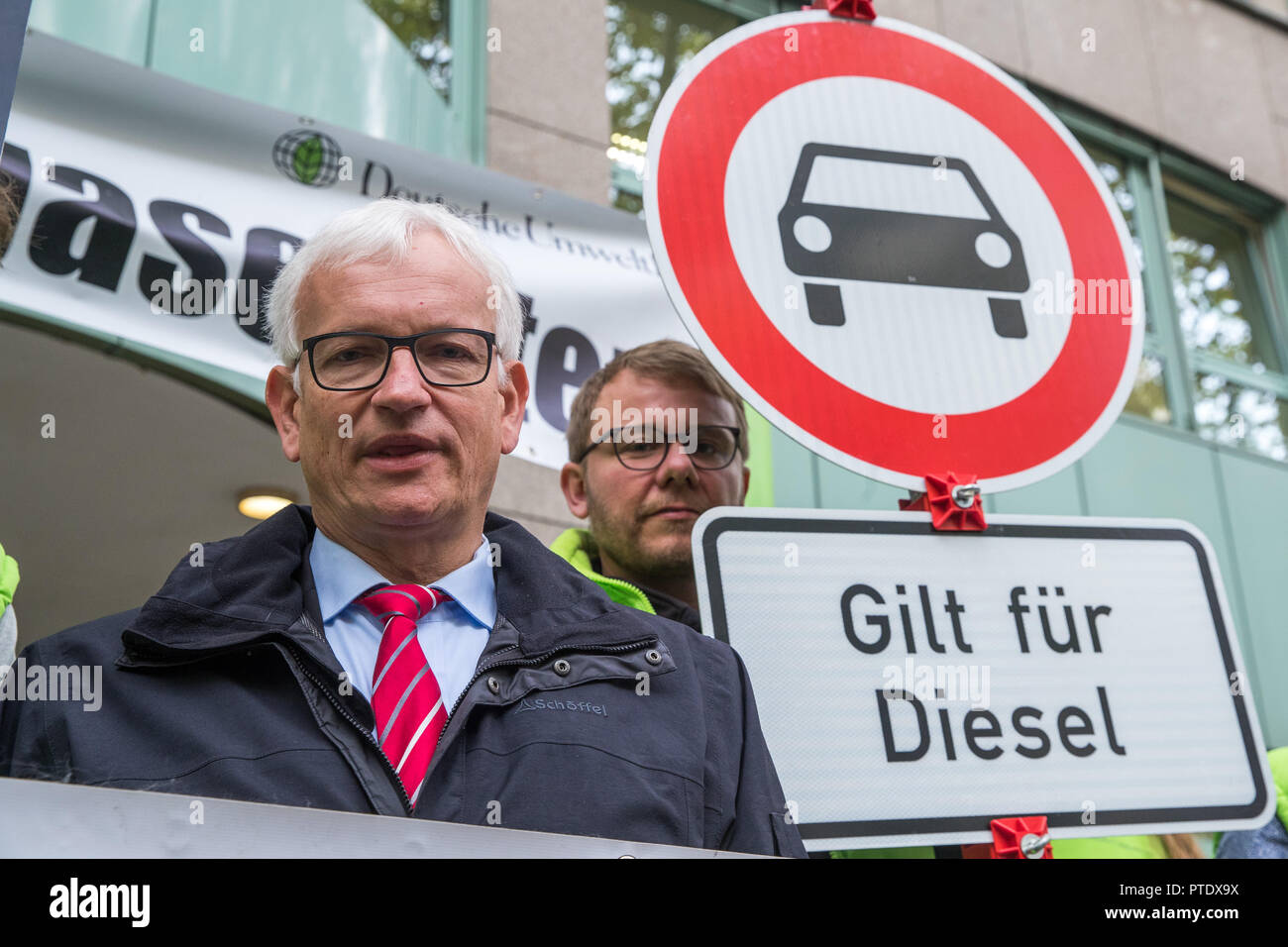 09 October 2018, Berlin: Jürgen Resch, the Federal Managing Director of Deutsche Umwelthilfe (DUH), is about to begin oral proceedings before the Administrative Court on diesel driving bans. The court is negotiating possible diesel driving bans in the capital. On many streets in Berlin the limit value for harmful nitrogen dioxide is exceeded. Photo: Jens Büttner/dpa-Zentralbild/dpa Stock Photo