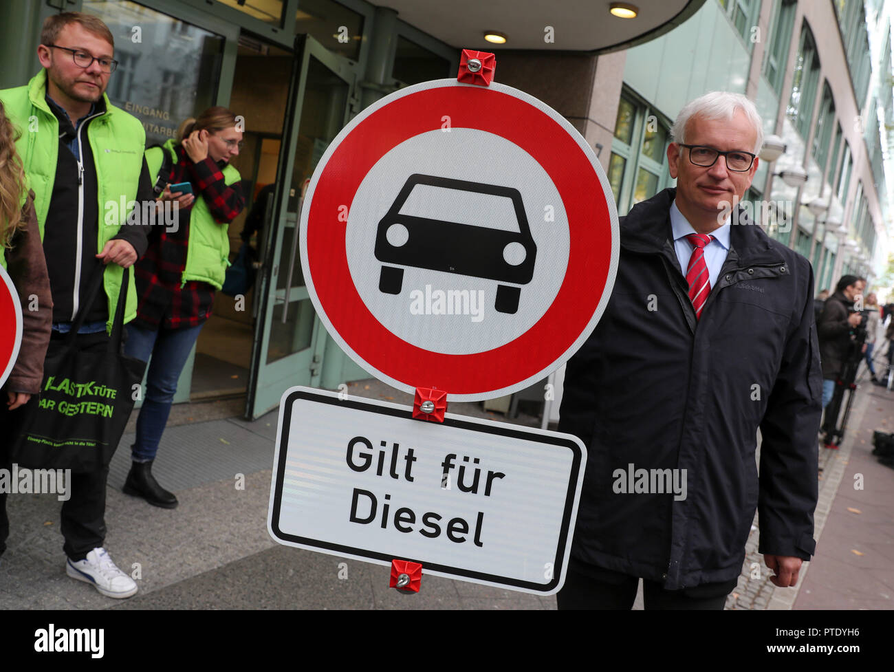 09 October 2018, Berlin: Jürgen Resch, the Federal Managing Director of Deutsche Umwelthilfe (DUH), is about to begin oral proceedings before the Administrative Court. The court is negotiating possible diesel driving bans in the capital. On many streets in Berlin the limit value for harmful nitrogen dioxide is exceeded. Photo: Jens Büttner/dpa-Zentralbild/dpa Stock Photo