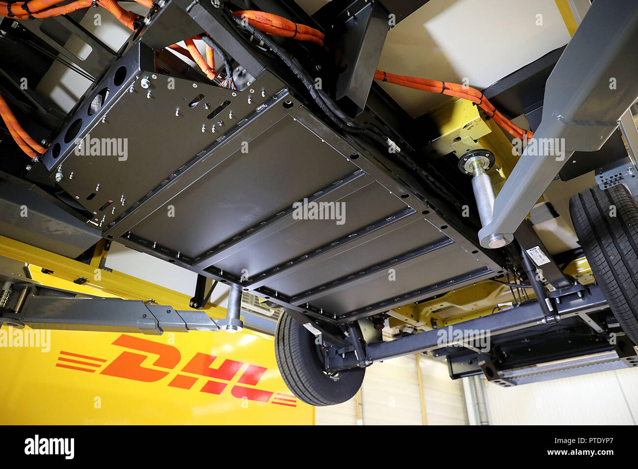 09 October 2018, North Rhine-Westphalia, Cologne: The battery of the  StreetScooter Work XL hangs under the vehicle. For the first time, Deutsche  Post DHL is not building the street scooter itself, but