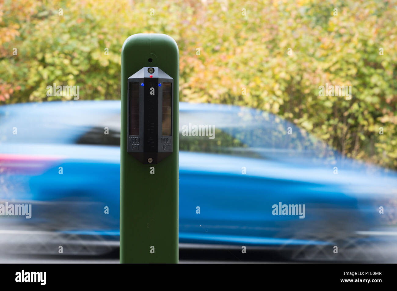 09 October 2018, Saxony-Anhalt, Tornau: A game warner mounted on a green support post emits an acoustic and visual signal as a vehicle approaches. The signals have a disturbing effect on game and should prevent the animals from crossing the road. According to the State Ministry of Transport, this is the first project in Germany to combine such acoustic wildlife warners with optical reflectors.     (about dpa 'Beeping against the crash - pilot project on wildlife accidents started' 09.10.2018) Photo: Klaus-Dietmar Gabbert/dpa-Zentralbild/ZB Stock Photo