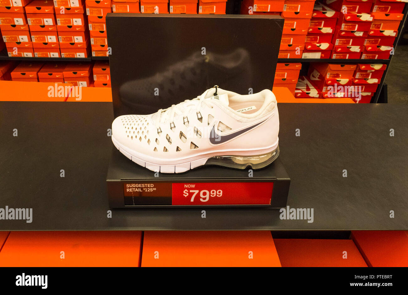 interfaz En el nombre destacar Nike outlet store hi-res stock photography and images - Alamy